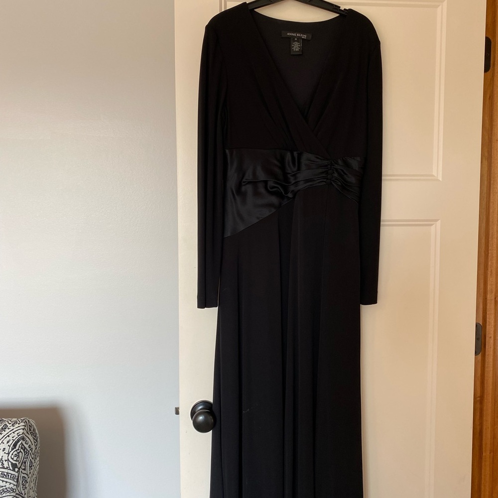 Anne Klein long sleeve midi length black dress size 10 with side zip. Rayon/poly